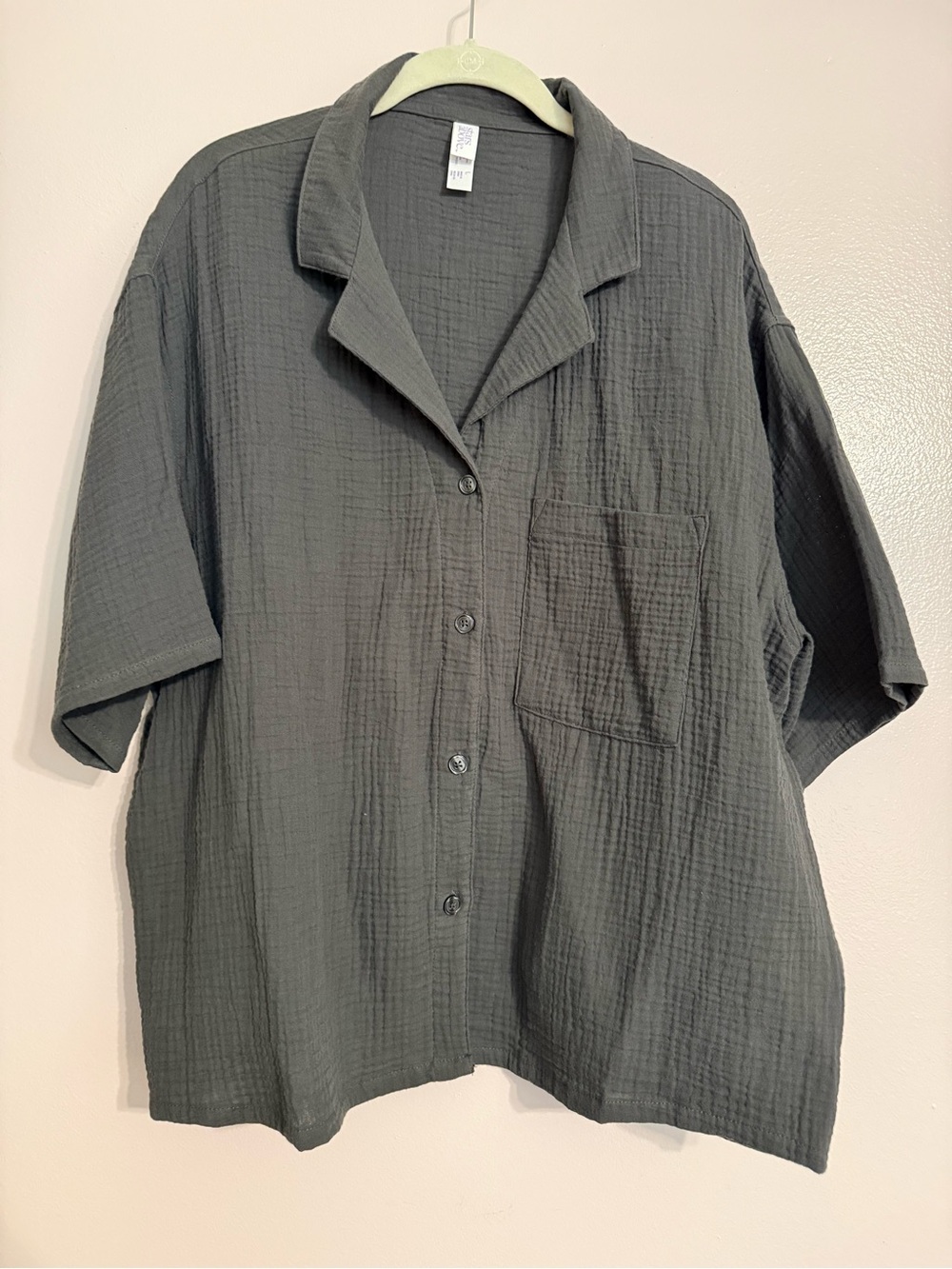 Women’s Short-Sleeve Button-Up Shirt Jacket in Charcoal